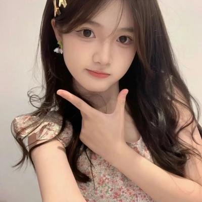 坐在酒吧里吃蛋糕
